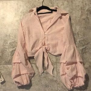 Cropped lightweight link gingham Petersyn blouse!